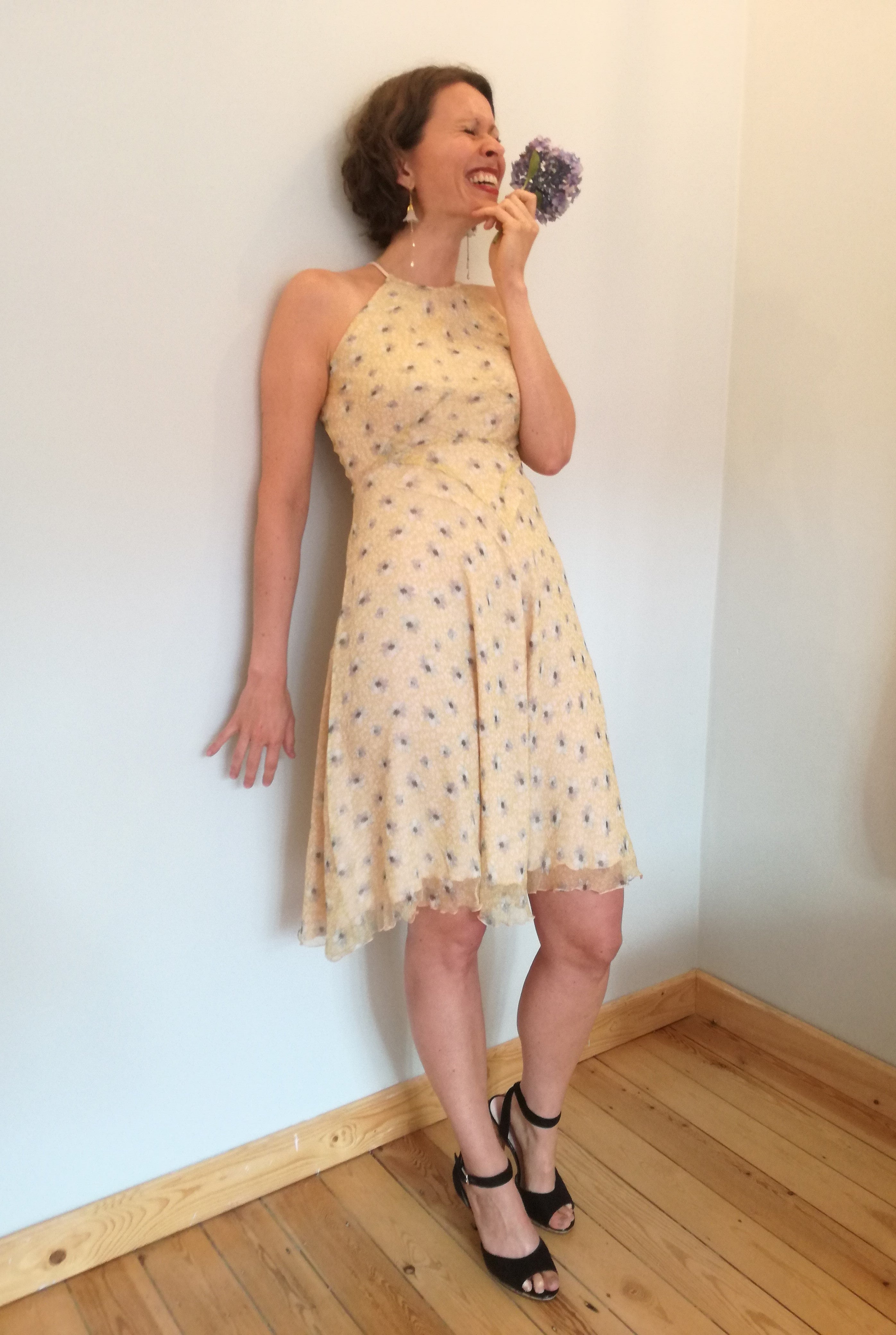 Robe Garden Party: Tissu Daisy jaune (courte et mousseline de soie)