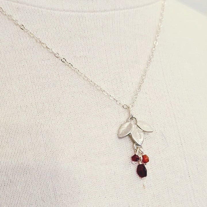 Collier "Trio de Feuilles", Argentée-rouge